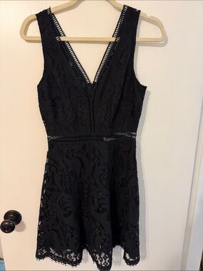 Black Swan XS Black Lace V-Neck Sleeveless Mini Dress